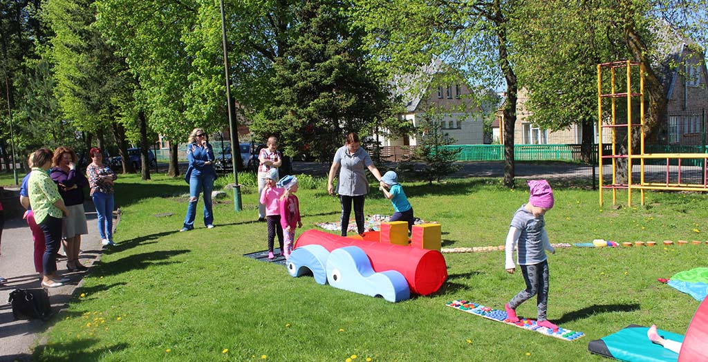 Siauliai Logopedic School, børnehave: En fysioterapeut demonstrerer aktiviteter med børn (ligevægt, balance, koordination). Foto: Siauliai Logopedic School 