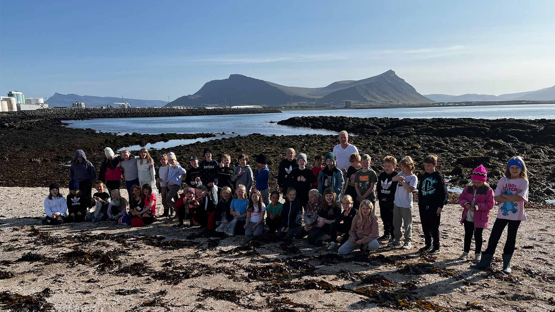 Children collecting garbish as part of the Nordplus-project: Digital languages meetings about sustainability. Photo: Tinna Steindórsdóttir, Brekkubæjarskóli Elementary School