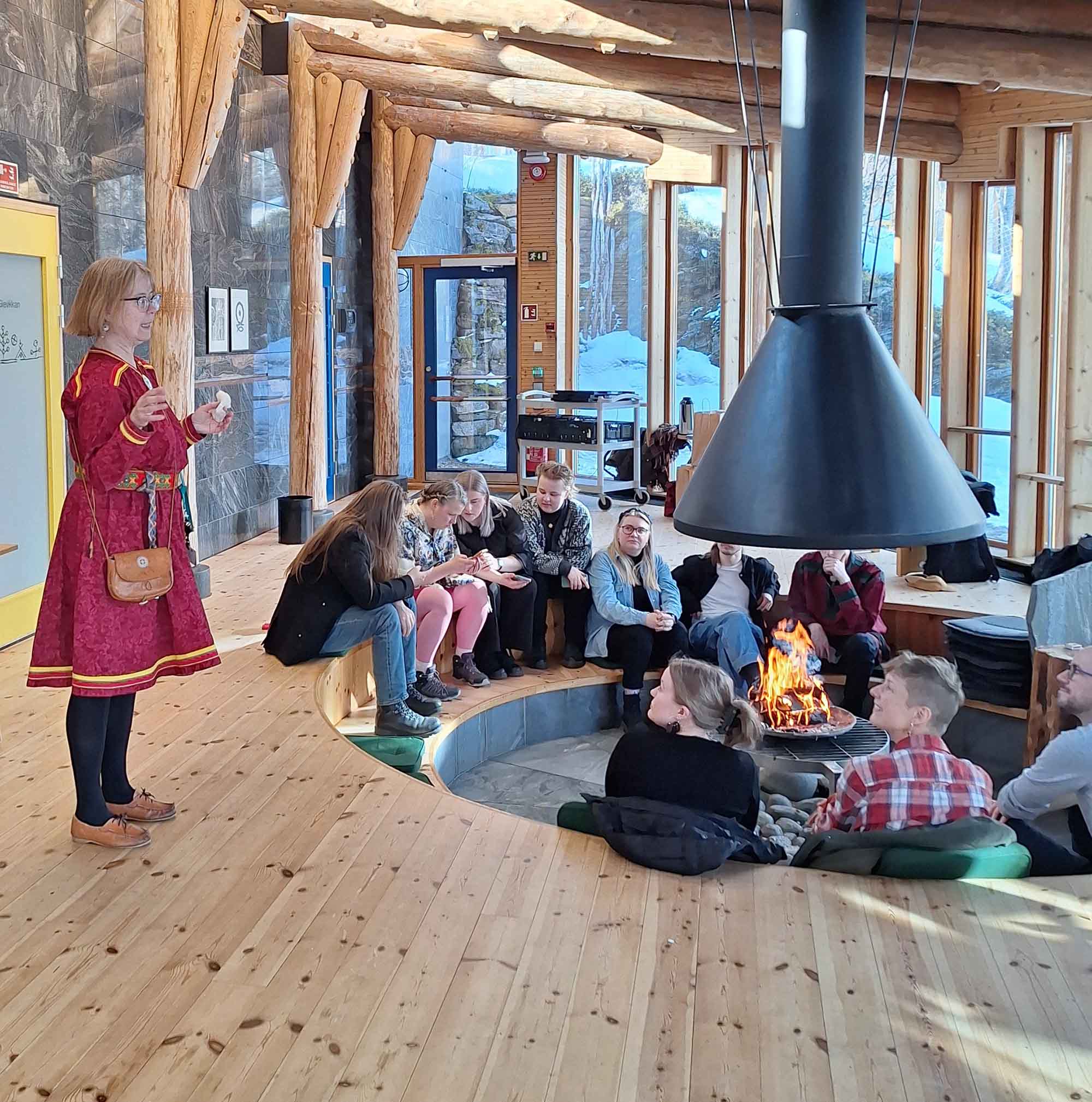 Lene Antonsen, UiT (tv). Vært for workshop i projektet 'Sami Language in Higher Education in Suburban Areas'. Foto: Virpi Nurmela